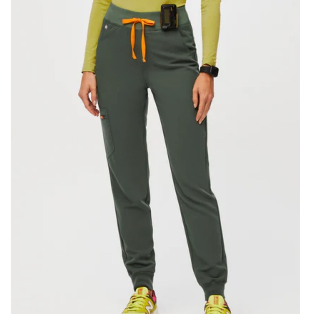 Figs Women’s High Waisted Zamora 2.0 Jogger Scrub Pants - 2XL - Petite / Moss